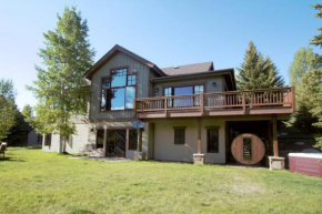 Mountainside Manor with Hot Tub